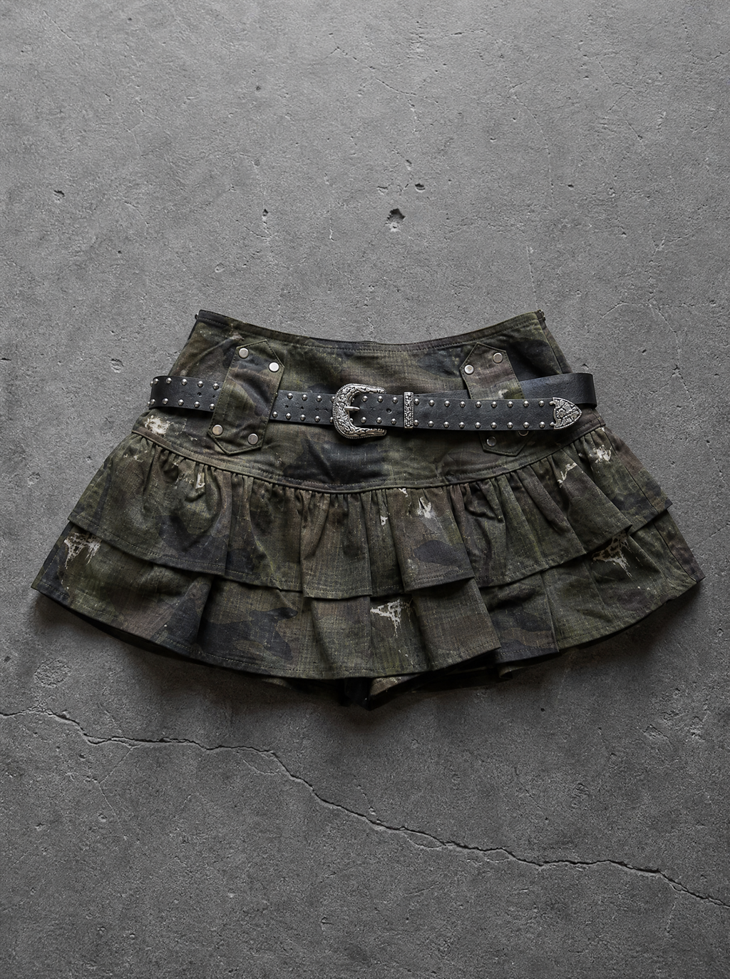 CAMO BELTED TIERED MINI SKIRT