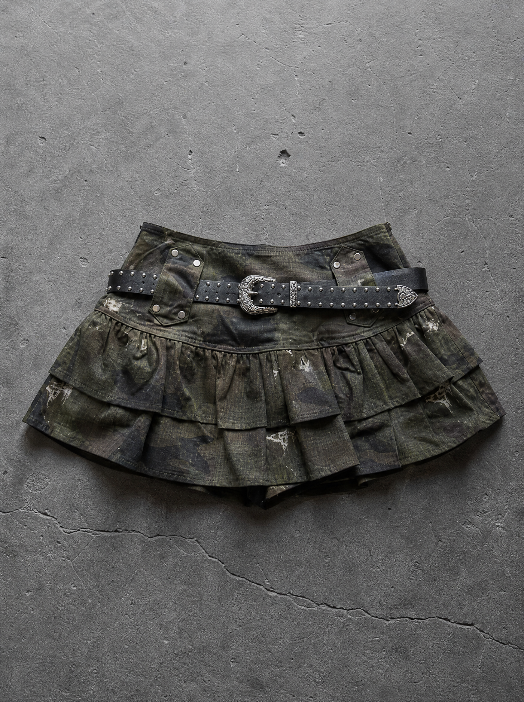CAMO BELTED TIERED MINI SKIRT