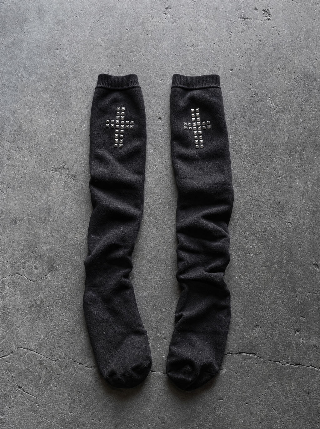 STUDDED CROSS KNEE-HIGH SOCKS