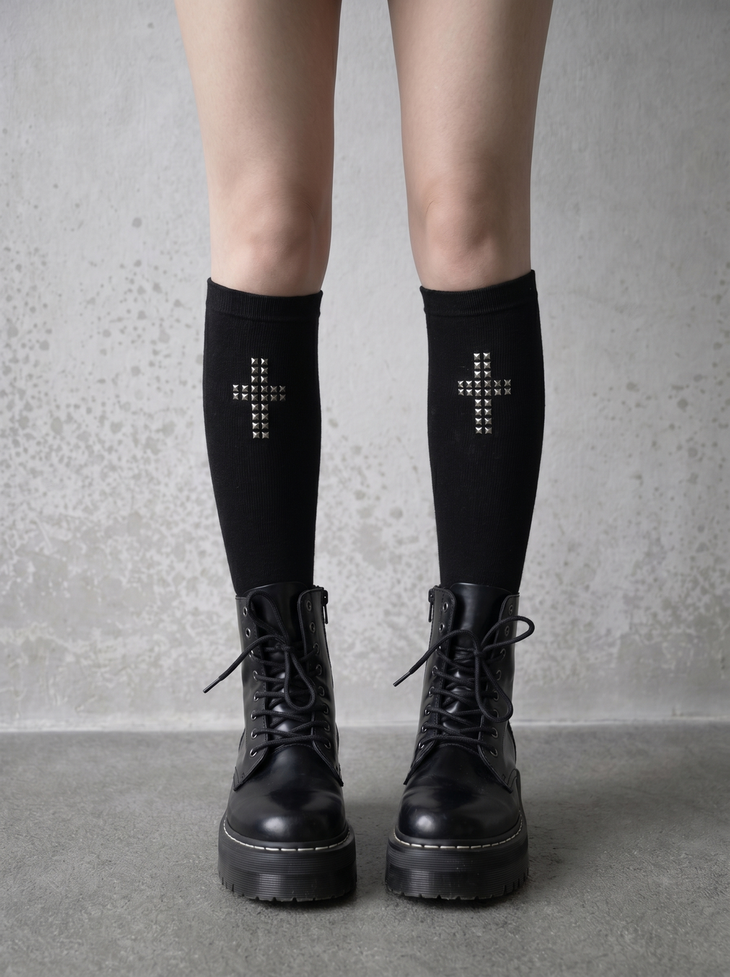 STUDDED CROSS KNEE-HIGH SOCKS